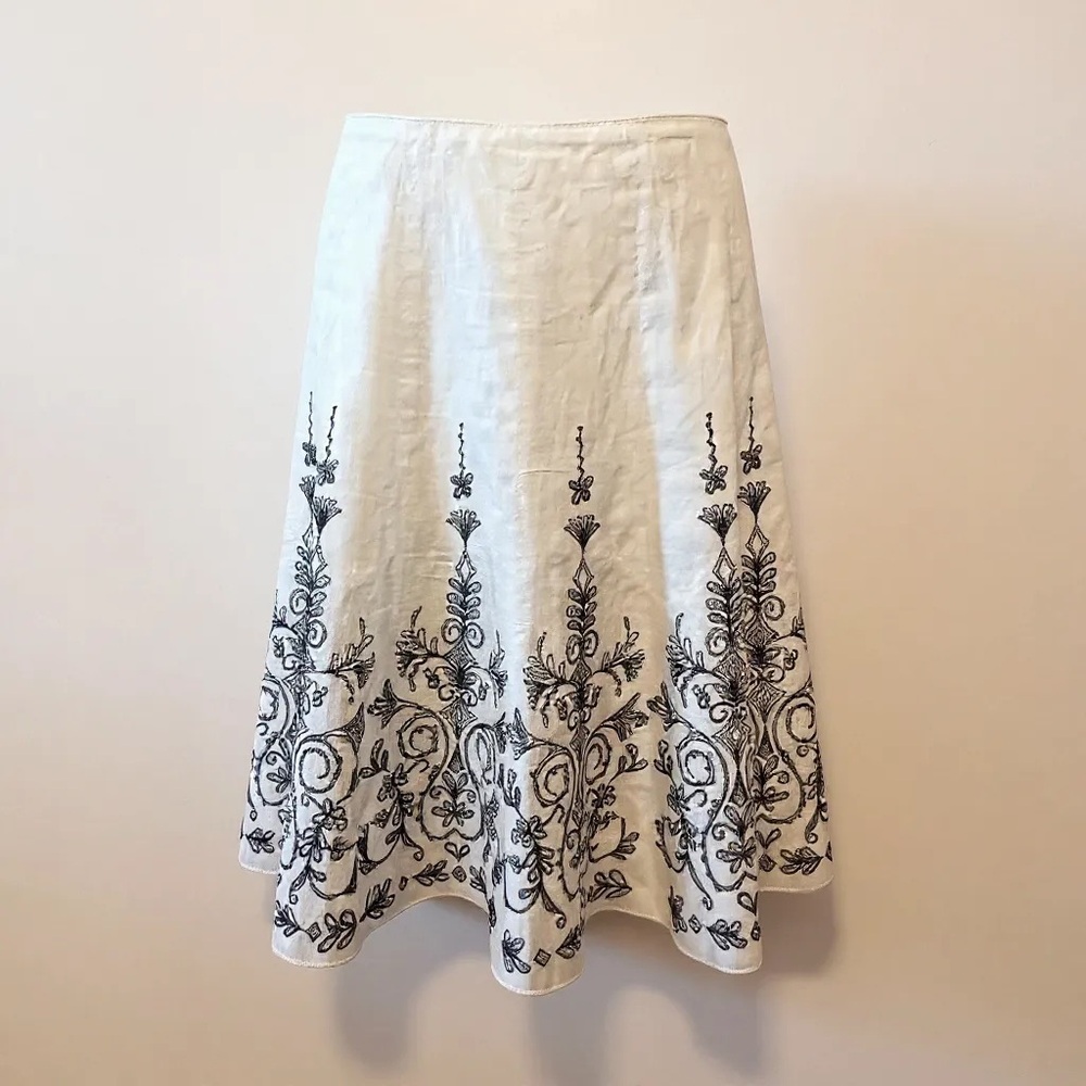 Tahari White Skirt with Black Embroidered Pattern - Picture 3 of 8